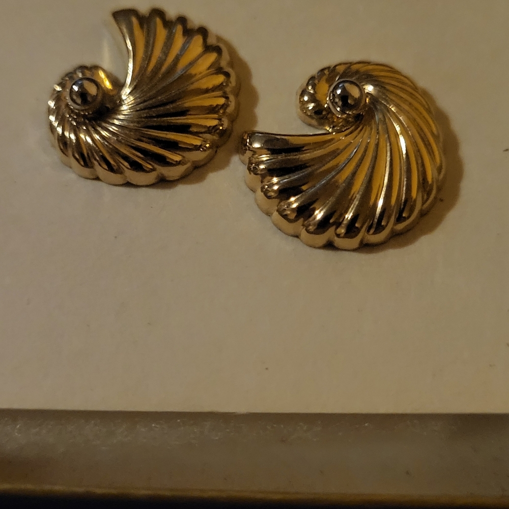 New in box Vintage Avon post earrings